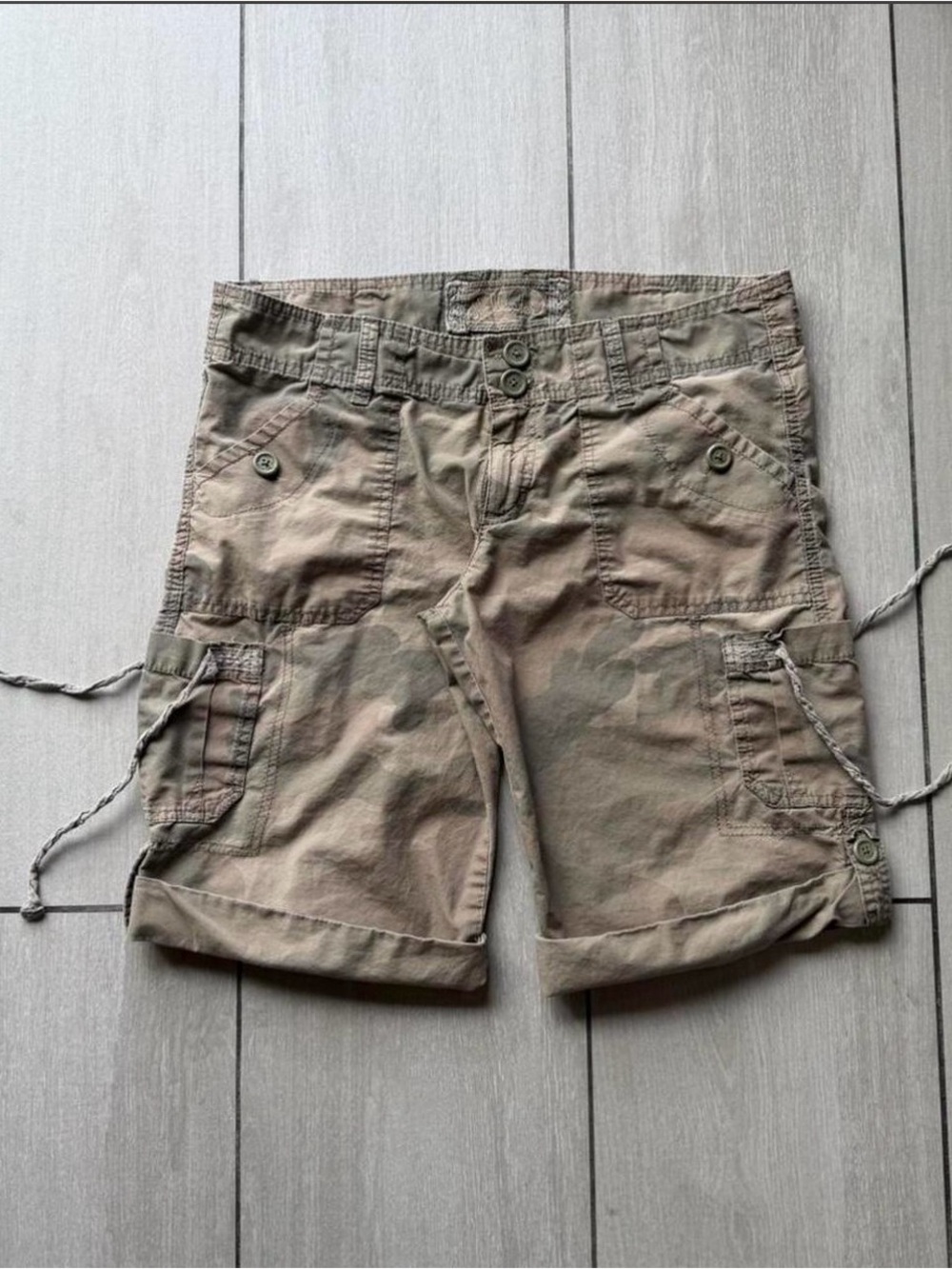 Women’s Hollister Vintage Camo Cargo Shorts  Size Large